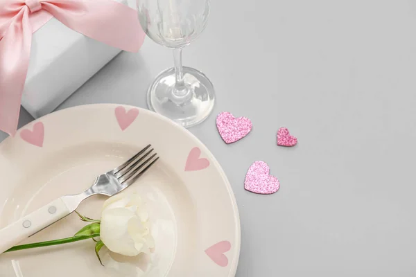 Table Setting Valentine Day Hearts Rose Gift Grey Background — Stock Photo, Image