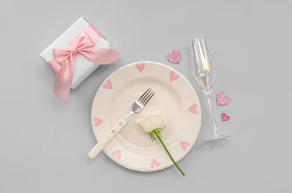 Table Setting Valentine Day Rose Gift Grey Background — Stock Photo, Image