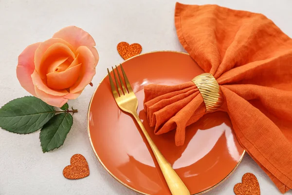 Накрытие Стола День Святого Валентина Сердцами Розой Сером Фоне — стоковое фото
