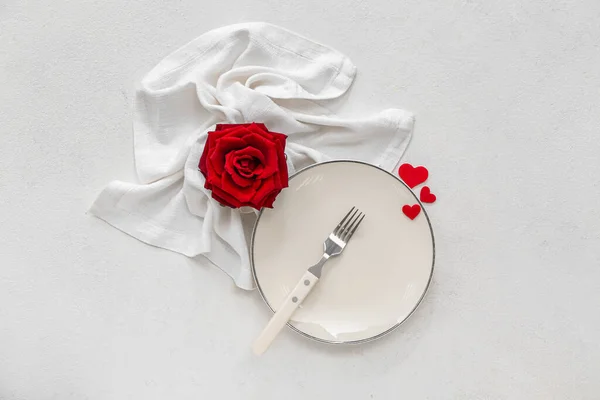Asztalbeállítás Valentin Napra Vörös Szívvel Fehér Alapon Rózsa — Stock Fotó