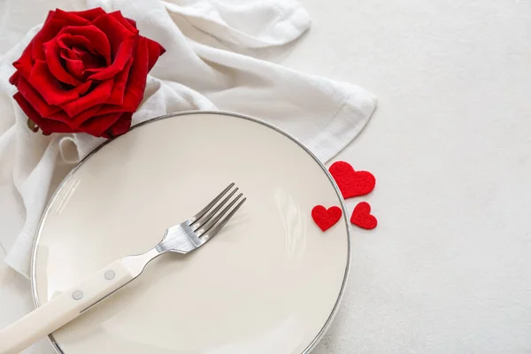 Накрытие Стола День Святого Валентина Красными Сердцами Розы Белом Фоне — стоковое фото