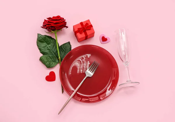 Стіл Дня Святого Валентина Трояндою Подарунком Рожевому Фоні — стокове фото