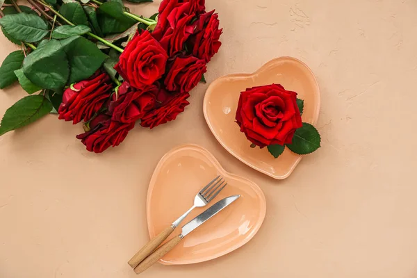 Накрытие Стола День Святого Валентина Розами Бежевом Фоне — стоковое фото
