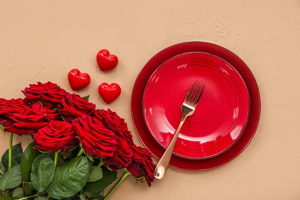 Накрытие Стола День Святого Валентина Сердцами Розами Бежевом Фоне — стоковое фото