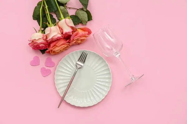 Накрытие Стола День Святого Валентина Сердцами Розами Розовом Фоне — стоковое фото