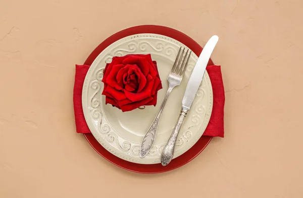 Asztalbeállítás Valentin Napra Vörös Rózsával Bézs Alapon — Stock Fotó