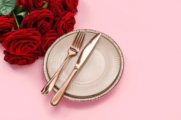 Asztalbeállítás Valentin Napra Vörös Rózsával Rózsaszín Alapon — Stock Fotó