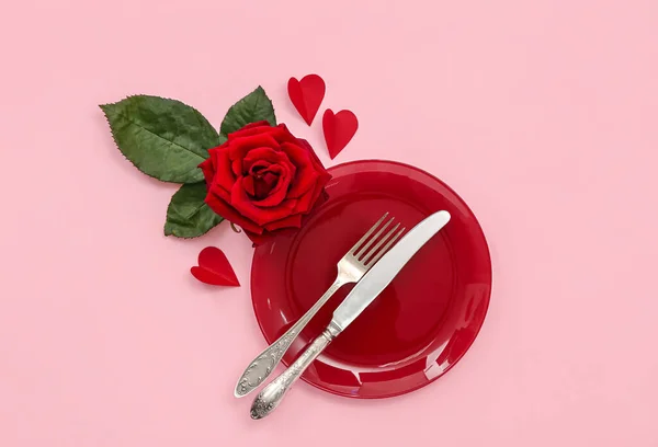 Asztalbeállítás Valentin Napra Szívvel Rózsával Rózsaszín Alapon — Stock Fotó