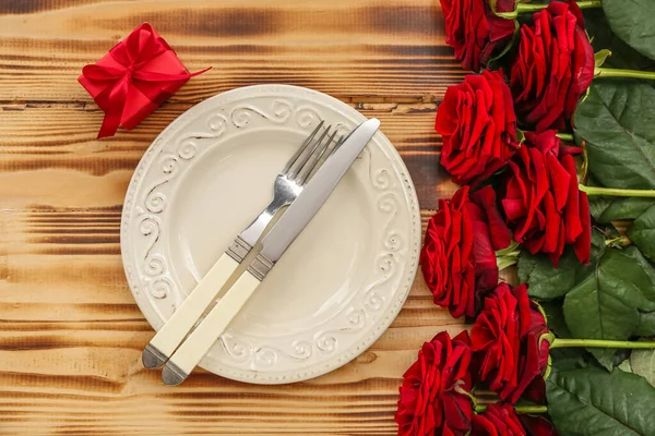 木製の背景に赤いバラと贈り物とバレンタインデーのテーブル設定 — ストック写真