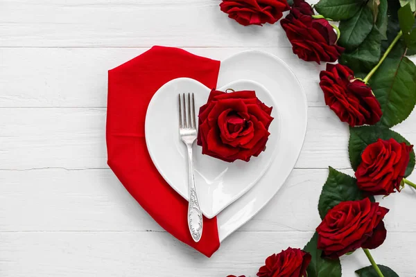 Накрытие Стола День Святого Валентина Красными Розами Белом Деревянном Фоне — стоковое фото