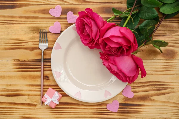 Накрытие Стола День Святого Валентина Сердцами Розами Деревянном Фоне — стоковое фото