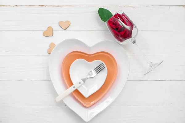 Sevgililer Günü Için Beyaz Ahşap Arka Planda Kalpler Gülle Hazırlanmış — Stok fotoğraf