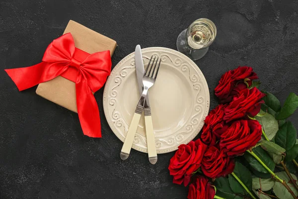 Накрытие Стола День Святого Валентина Подарком Розами Темном Фоне — стоковое фото