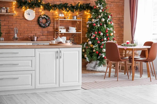 有圣诞树 白色柜台和餐桌的厨房的内部 — 图库照片