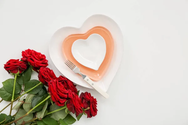 Накрытие Стола День Святого Валентина Красными Розами Белом Фоне — стоковое фото