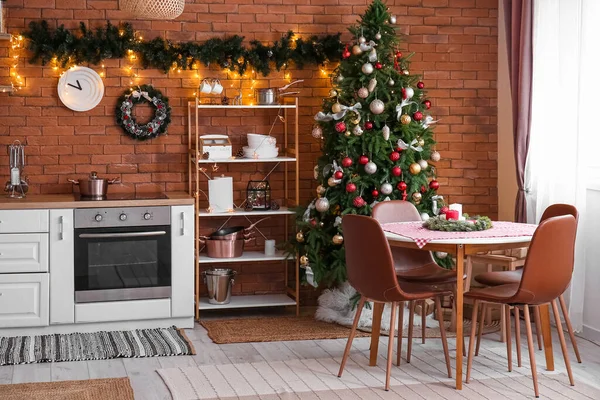 厨房的内部有圣诞树 灯火通明的灯和餐桌 — 图库照片