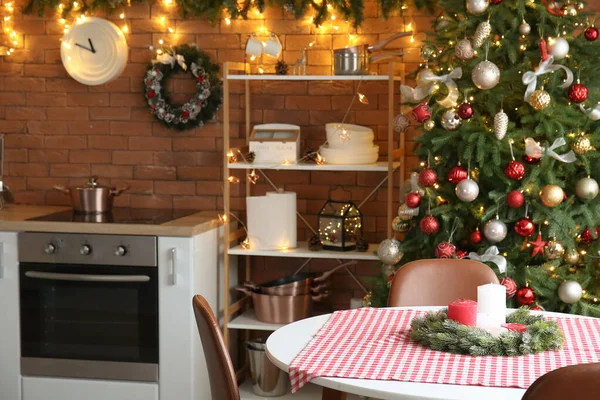 餐桌上有圣诞花环和厨房里的蜡烛 — 图库照片