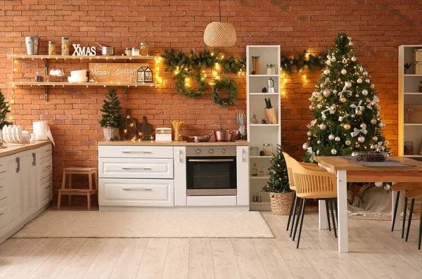 Interior Cozinha Com Árvores Natal Prateleiras Mesa Jantar — Fotografia de Stock