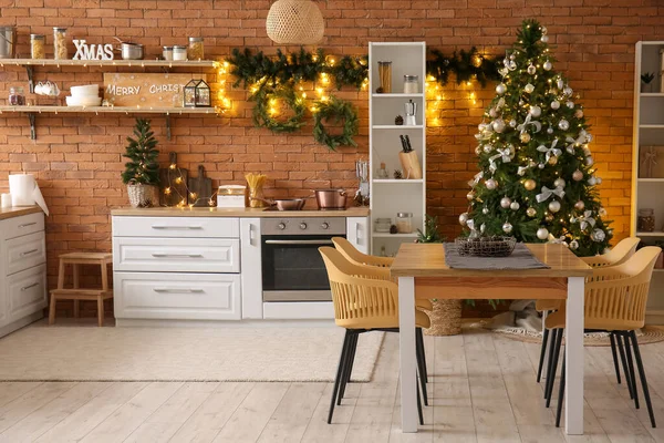 Interior Cocina Con Árboles Navidad Estantes Mesa Comedor — Foto de Stock