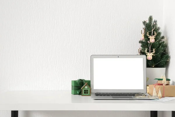 Laptop Christmas Tree Presents Table Light Wall — Stock Photo, Image