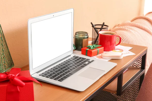 Laptop Christmas Presents Coffee Cup Table Beige Wall — Stock Photo, Image