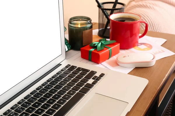 Laptop Christmas Gift Coffee Cup Table Office Closeup — Stock Photo, Image
