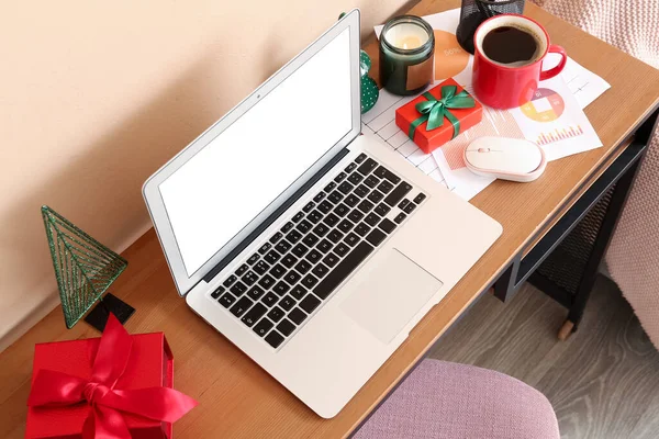Laptop Christmas Presents Coffee Cup Table Beige Wall — Stock Photo, Image