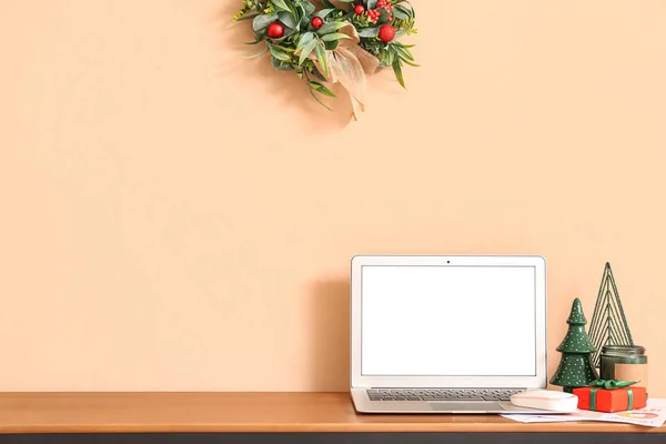 Laptop Christmas Gift Decor Table Beige Wall — Stock Photo, Image