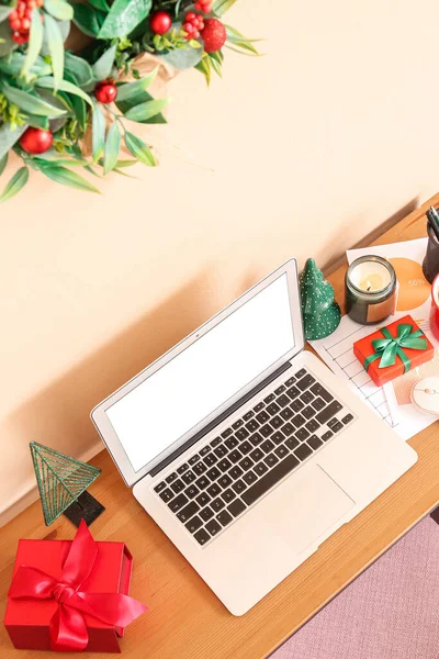Laptop Christmas Presents Table Beige Wall — Stock Photo, Image