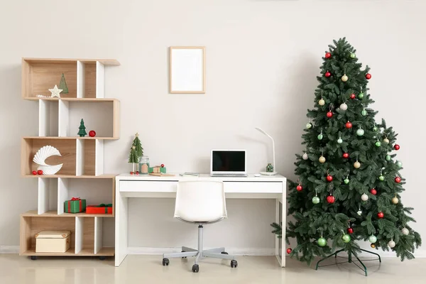 Interior Escritório Com Local Trabalho Árvores Natal Presentes — Fotografia de Stock