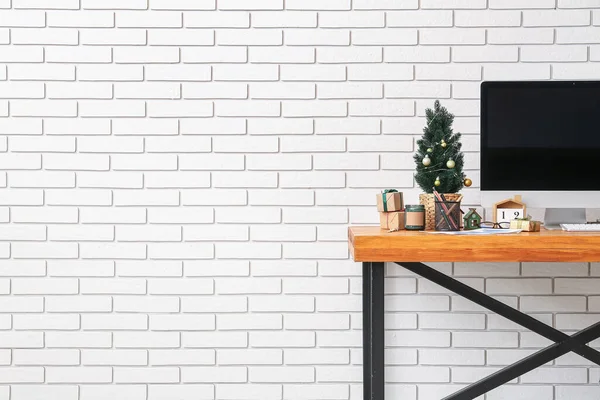 Workplace Computer Christmas Tree Presents White Brick Wall — Stock Photo, Image