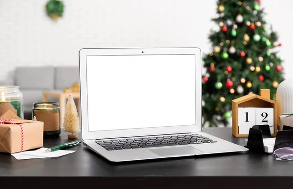 Laptop Christmas Presents Table Office — Stock Photo, Image