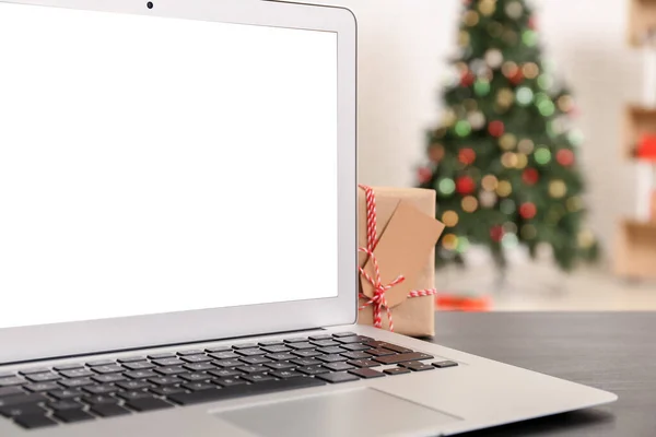 Laptop Christmas Gift Table Office Closeup — Stock Photo, Image