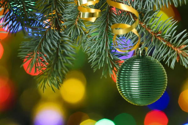 モミの木の緑のクリスマスボール クローズアップ — ストック写真