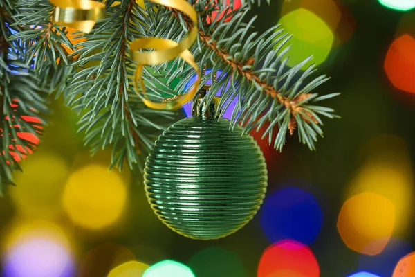 Grüne Weihnachtskugel Auf Tanne Nahaufnahme — Stockfoto
