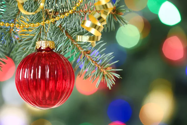 Köknar Ağacına Asılmış Boncuklu Kırmızı Noel Topu Yakın Plan — Stok fotoğraf