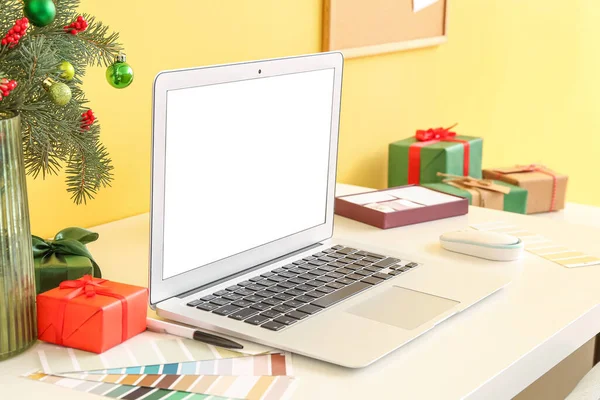 Vase Fir Branches Christmas Presents Laptop Table Yellow Wall — Stock Photo, Image