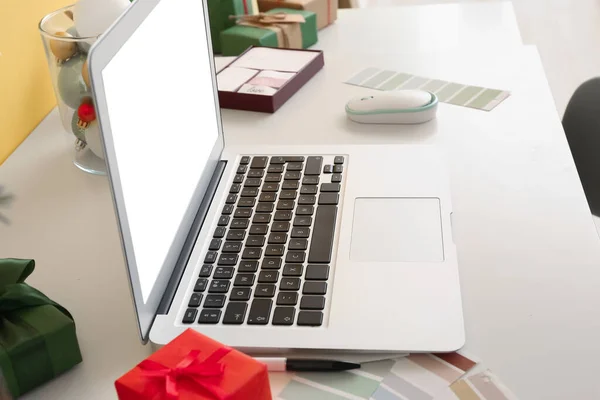 Laptop Christmas Presents Table Office Closeup — Stock Photo, Image