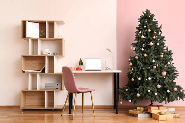 사무실 내부와 크리스마스 선물들 — 스톡 사진