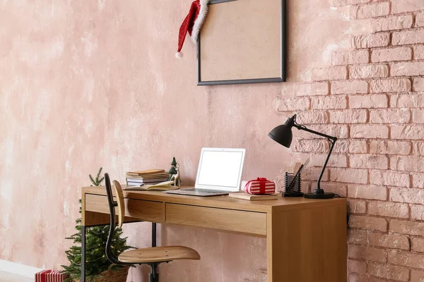 Miejsce Pracy Laptopem Prezentem Świątecznym Pobliżu Różowej Ściany — Zdjęcie stockowe