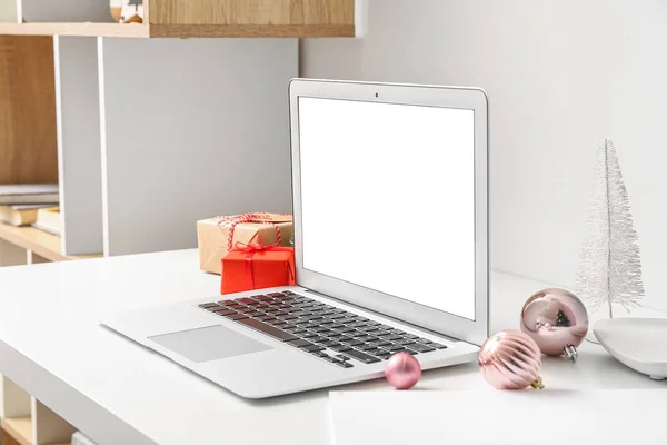 Laptop Prezentami Świątecznymi Stole Biurze — Zdjęcie stockowe