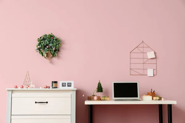 Χώρος Εργασίας Φορητό Υπολογιστή Και Δώρα Χριστουγέννων Κοντά Ροζ Τοίχο — Φωτογραφία Αρχείου