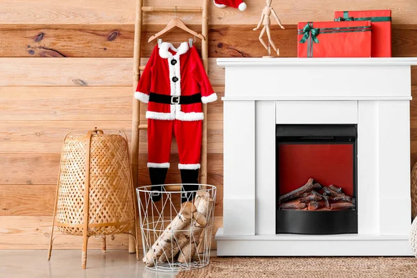 Innenraum Des Wohnzimmers Mit Kamin Leiter Und Weihnachtsmann Pyjama — Stockfoto