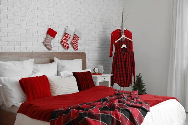 Innenraum Des Schlafzimmers Mit Weihnachtssocken Und Schlafanzug — Stockfoto