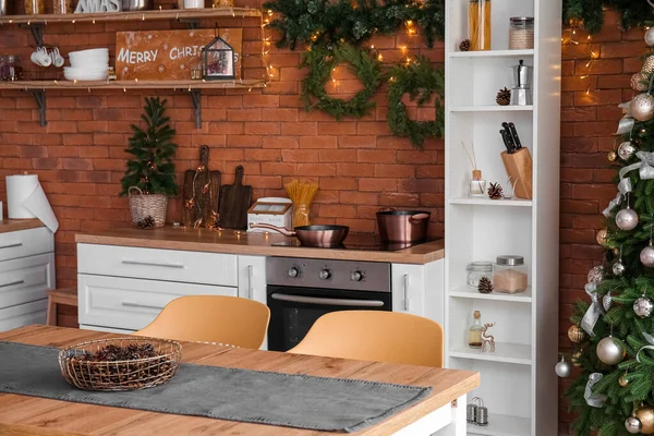 有圣诞树 餐桌和柜台的厨房的内部 — 图库照片