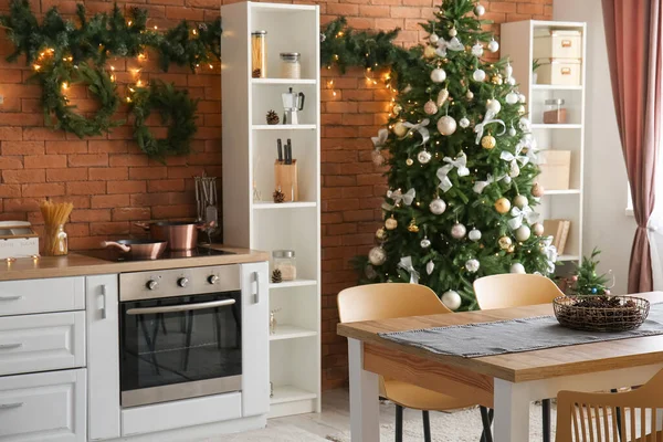 Interior Cocina Con Brillante Árbol Navidad Mesa Comedor Estanterías —  Fotos de Stock