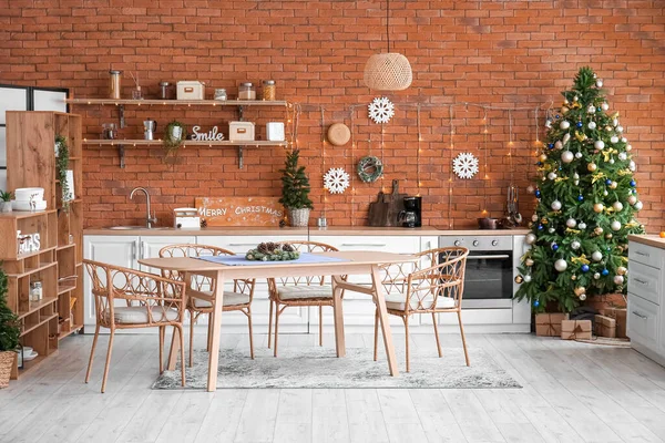 Innenraum Der Küche Mit Leuchtenden Weihnachtsbäumen Esstisch Und Arbeitsplatten — Stockfoto