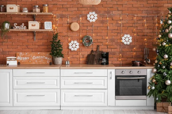 Interior Cozinha Com Árvores Natal Luzes Brilhantes Balcões — Fotografia de Stock