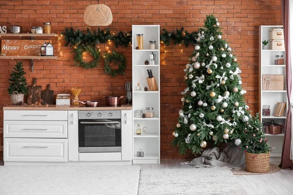 Εσωτερικό Της Κουζίνας Λαμπερά Χριστουγεννιάτικα Δέντρα Ράφια Και Μετρητές — Φωτογραφία Αρχείου