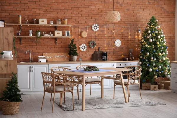 Interior Cozinha Com Árvores Natal Brilhantes Mesa Jantar Balcões — Fotografia de Stock